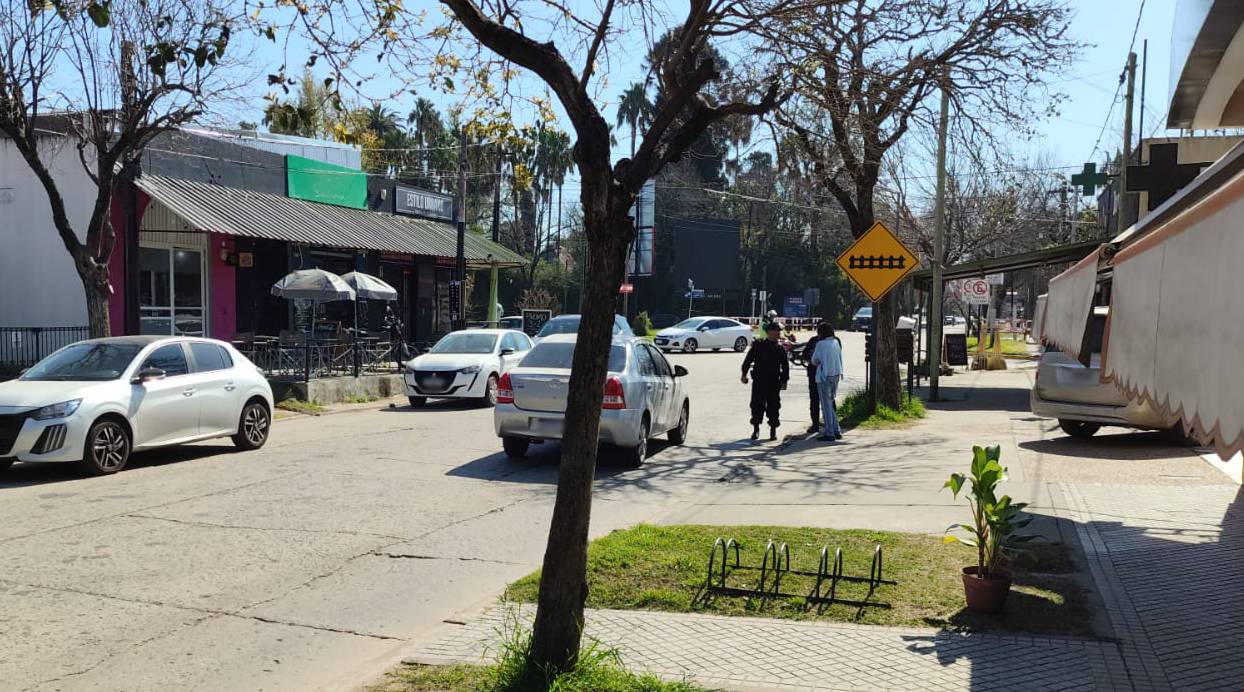 Celular al volante y un grito de dolor: en Funes, atropellaron a una mujer de 90 años que sufrió duros golpes